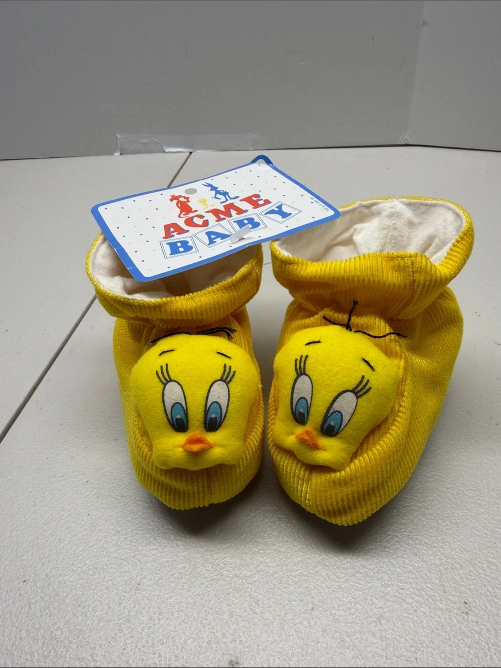Vintage ACME Baby Tweety Yellow Plush Infant Slippers. NWT